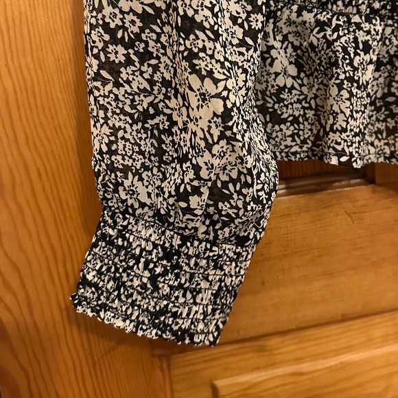 Medium Blouse. Small button in v-neck to hold fabric together! - Picture 5 of 5